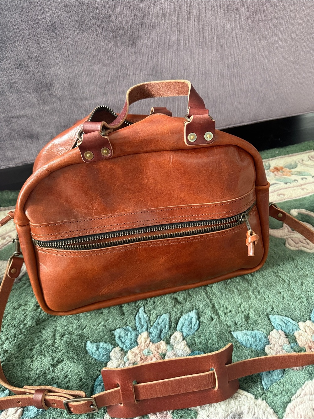 GFG Hoffman extra large Caramel Leather Crossbody Bag in Cognac Brown